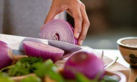 Įminta didžioji mįslė: kaip pjaustyti svogūnus, kad neašarotų akys