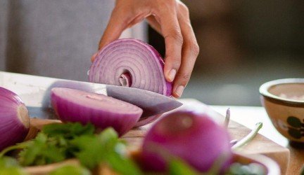 Įminta didžioji mįslė: kaip pjaustyti svogūnus, kad neašarotų akys
