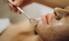 Kokių grožio procedūrų namie verčiau nedaryti? Perspėja vaistininkė