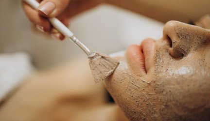 Kokių grožio procedūrų namie verčiau nedaryti? Perspėja vaistininkė