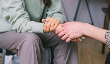Kiekvienam gyventojui, susidūrusiam su savižudybės grėsme, turės būti pasiūlomas psichosocialinis vertinimas, orientuotas į visapusišką rizikos ir asmens poreikių įvertinimą. Tai numato iš esmės atnaujintas Pagalbos savižudybės grėsmę patiriantiems asmenims tvarkos aprašas. Šis Aprašas, dar žinomas kaip „savižudybių prevencijos algoritmas“, įsigalios nuo 2023 m. sausio 1 dienos. „Savižudybių skaičius mūsų šalyje rodo ne tik didelius praradimus, kurių galėtume išvengti. Šis rodiklis – akivaizdus įrodymas, kad trūko bendro veikimo tarp įvairių psichologinės pagalbos grandžių. Kruopščiai ir detaliai parengtas algoritmas sudaro galimybę individualizuotai pagalbai, o tai reikš išgelbėtas gyvybes. Tai bus postūmis pozityviems pokyčiams Lietuvoje“, – sako sveikatos apsaugos ministras Arūnas Dulkys. Aprašu aiškiau apibrėžtas greitosios medicinos pagalbos, psichikos sveikatos centrų, skubiosios pagalbos skyrių, kitų įstaigų bei specialistų vaidmuo, teikiant pagalbą savižudybės grėsmę patiriantiems asmenims. Tai reiškia, kad pokyčiais siekiama „nepaleisti“ žmogaus iš pagalbos sistemos, nes tai neretai veda į pakartotinius bandymus nusižudyti. Aprašas numato, kad kiekvienu patvirtintu savižudybės grėsmės atveju asmenims turės būti teikiama individualizuota tęstinė pagalba (atvejo vadyba) psichikos sveikatos centruose ir mokslo įrodymais pagrįstos trumpos psichologinės terapijos intervencijos, psichoterapijos metodais mažinančios pakartotinio mėginimo žudytis riziką. Šiems reikalavimams įgyvendinti numatomas pereinamasis laikotarpis – jie įsigalios nuo 2024 metų. Savižudybės grėsmę patiriančio asmens artimieji dažniausiai patiria didžiulį stresą, nerimą ir nežinomybę dėl susiklosčiusios situacijos, todėl tvarkoje numatyta, kad asmenį lydintiems artimiesiems atvykus į įstaigą, teikiama emocinė pagalba. Siekiant užtikrinti naujai sukurto teisės akto realų įgyvendinimą, numatyta 2023–2024 m. ne tik vykdyti mokymus specialistams, ugdant papildomas kompetencijas, bet ir tobulinti paslaugų finansavimo modelį, vykdyti tęstinę paslaugų teikimo stebėseną. Nors savižudybių skaičius per paskutinius 8 metus sumažėjo beveik du kartus, Lietuva vis dar pirmauja tarp Europos Sąjungos šalių pagal nusižudžiusių asmenų skaičių 100 tūkst. gyventojų. Kiekviena savižudybė sukelia ne tik skausmingas patirtis aplinkiniams, bet ir didelius praradimus visuomenei ir ekonomikai. Higienos instituto Psichikos sveikatos centro atlikta analizė parodė, kad iki šiol galiojusios nuostatos turėjo esminių trūkumų ir neužtikrino tinkamo reagavimo veiksmų, todėl buvo inicijuoti pokyčiai šioje srityje. Pokyčius parengė darbo grupė, sudaryta iš psichologų, psichiatrų, greitosios medicinos pagalbos specialistų, suicidologų, specialistų profesinių organizacijų ir Sveikatos apsaugos ministerijos (SAM) atstovų.