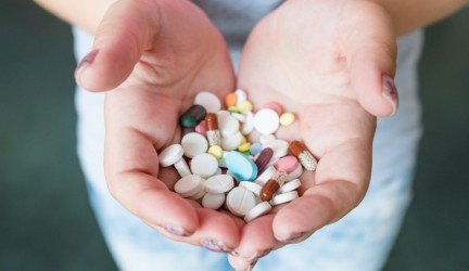Vaistininkė apie nelegalios vaistų rinkos pavojus: nuo turguje įsigytų preparatų galima ir apsinuodyti