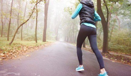 Šalta, bet norite sportuoti lauke? Sužinokite, kaip teisingai rengtis ir kas padeda išvengti peršalimo