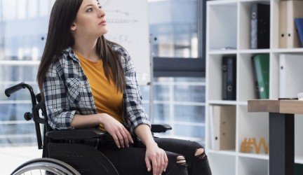 Parama žmonės su negalia