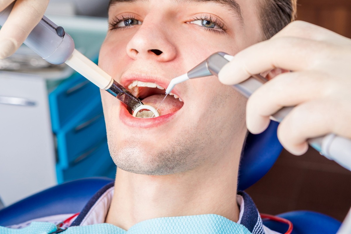 Reguliariai atliekama profesionali burnos higiena – svarbi, nebrangi ir nesudėtinga periodontito ir jo komplikacijų prevencija