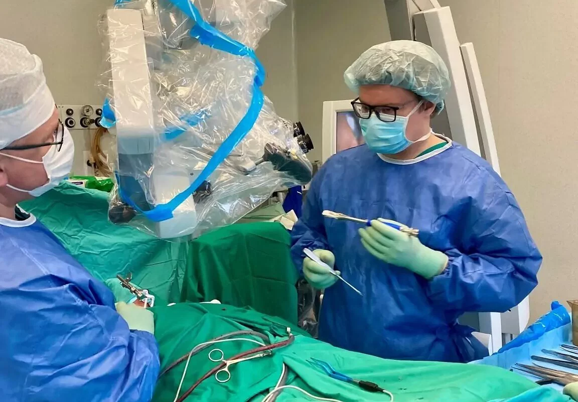 neurochirurginė operacija naudojant naujos kartos mobilius implantus