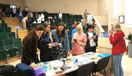 Daug Respublikinės Šiaulių ligoninės darbuotojų dėmesio sulaukė išvykimo krepšio, skirto bet kokiai ekstremaliai situacijai, paruošimas. (Zitos Katkienės nuotr.)