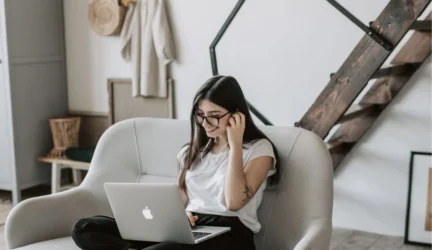 Mergina prie kompiuterio