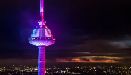 Purpurinė spalva pastatai