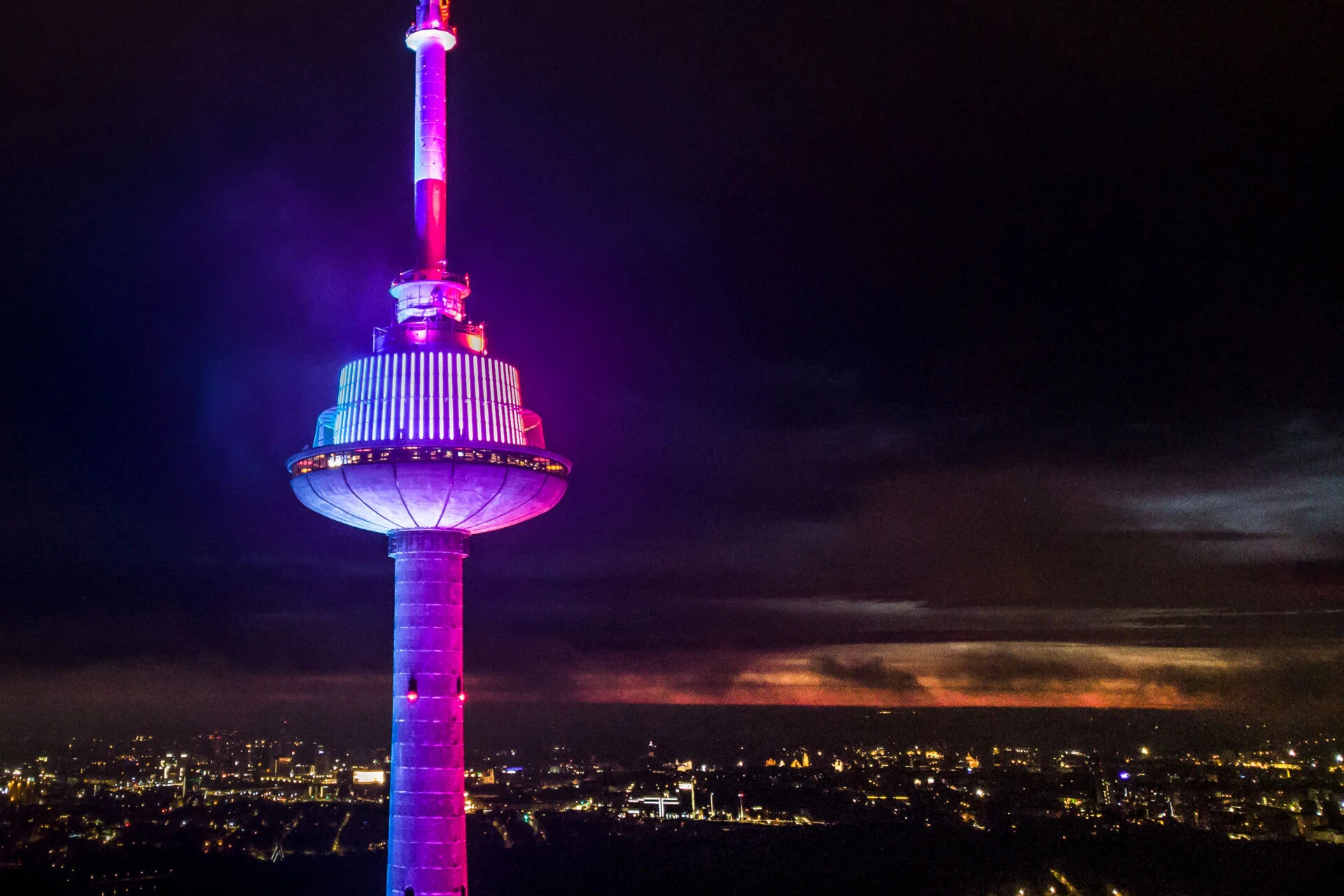 Purpurinė spalva pastatai