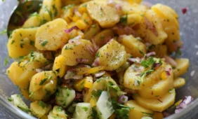 Traiškytų bulvių ir agurkų salotos