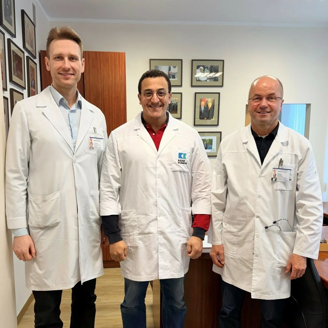 Nuotraukoje iš kairės: doc. dr. Kasparas Briedis, gyd. Zakaria Naji Lamrani, prof. habil. dr. Remigijus Žaliūnas