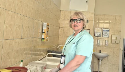 Respublikinės Šiaulių ligoninės Chirurgijos klinikos Ambulatorinės ir dienos chirurgijos skyriaus bendrosios praktikos slaugytoja Nadiežda Pirogova. (Zitos Katkienės nuotr.)