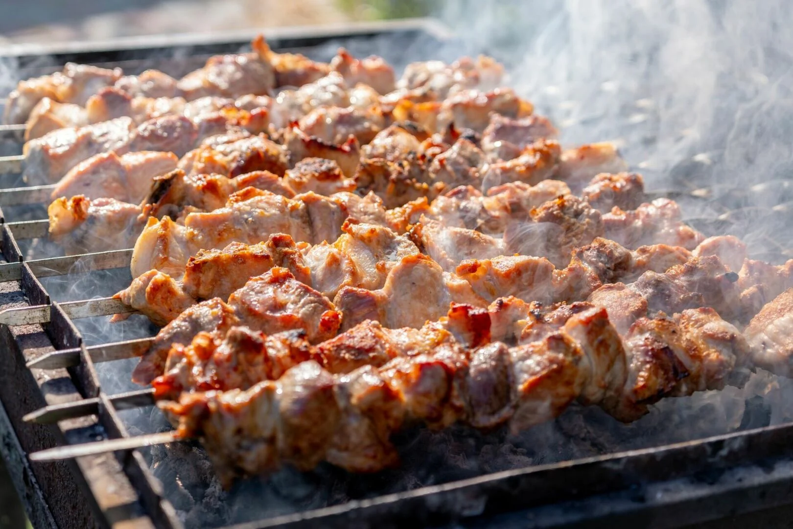 Kiaulienos sprandinės šašlykas shutterstock nuotr.