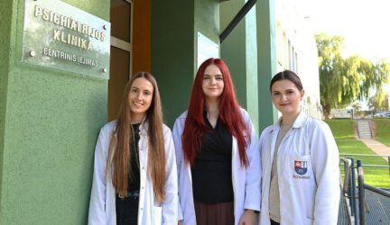 LSMU būsimosios gydytojos psichiatrės, trečiojo kurso gydytojos rezidentės Dovilė Kulaitytė bei Neringa Bogdanovaitė ir ketvirto kurso gydytoja rezidentė Skaidra Bieliūnaitė. (Zitos Katkienės nuotr.)