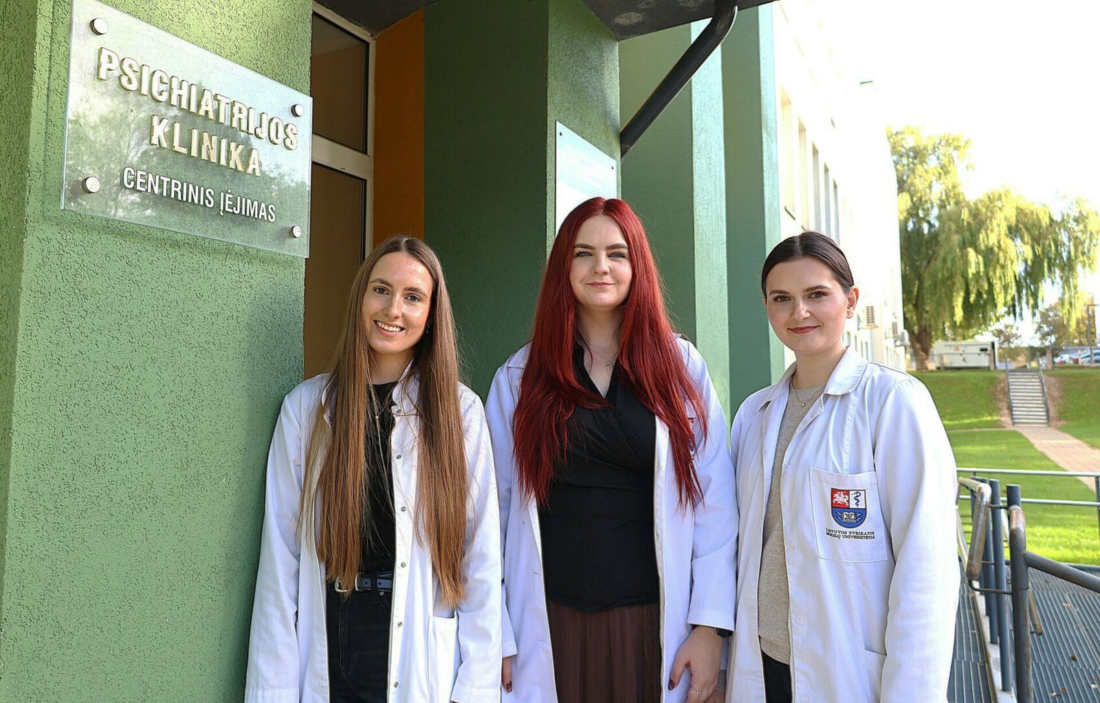 LSMU būsimosios gydytojos psichiatrės, trečiojo kurso gydytojos rezidentės Dovilė Kulaitytė bei Neringa Bogdanovaitė ir ketvirto kurso gydytoja rezidentė Skaidra Bieliūnaitė. (Zitos Katkienės nuotr.)